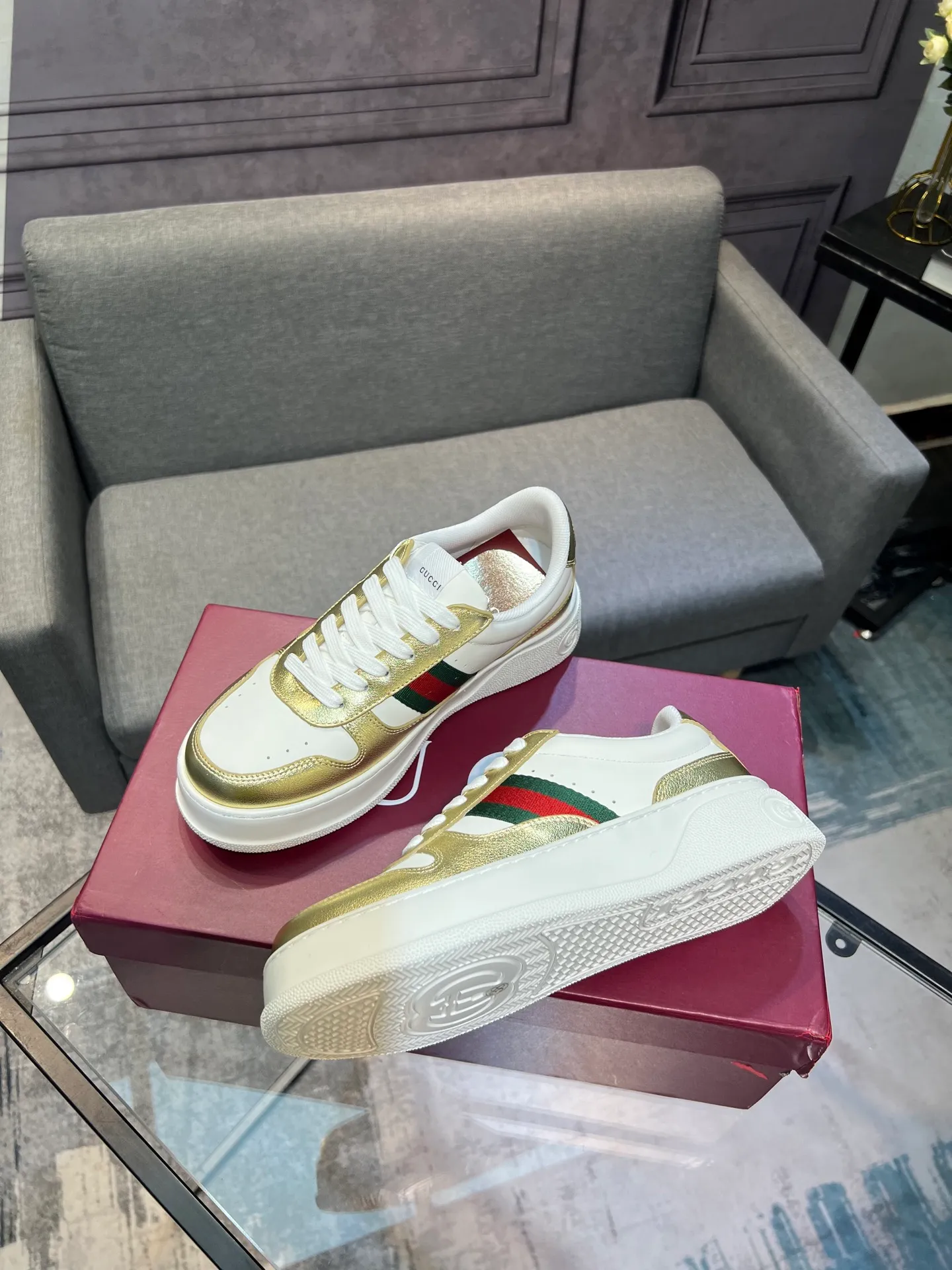 Men's men's shoes💰640 Gucci counter's latest couple's biscuit shoes‼ ️ 👑Purchasing agent level Gucci’s latest IP lightweight thick-soled white shoes can be put on your feet in seconds**4CM! ! Simple, easy to match and full of retro charm ~ the latest anti-counterfeiting cloth label on the tongue. And with electronic chip anti-counterfeiting.   The upper is made of imported environmentally friendly water-dyed calfskin, with a +1:1 fly-woven mesh surface to absorb sweat and an inner lining! Fly-knitted leather molded latex insole. Original IP lightweight outsole, one-piece injection molding, super comfortable and elastic, size: female 35−40 (female 41 customized)
